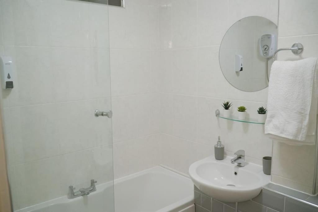 Modern 2 Bed Apartment Near City Centre Челмсфорд Екстер'єр фото